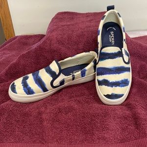 Sperry Women’s Crest Sneaker. Navy and Cream 8